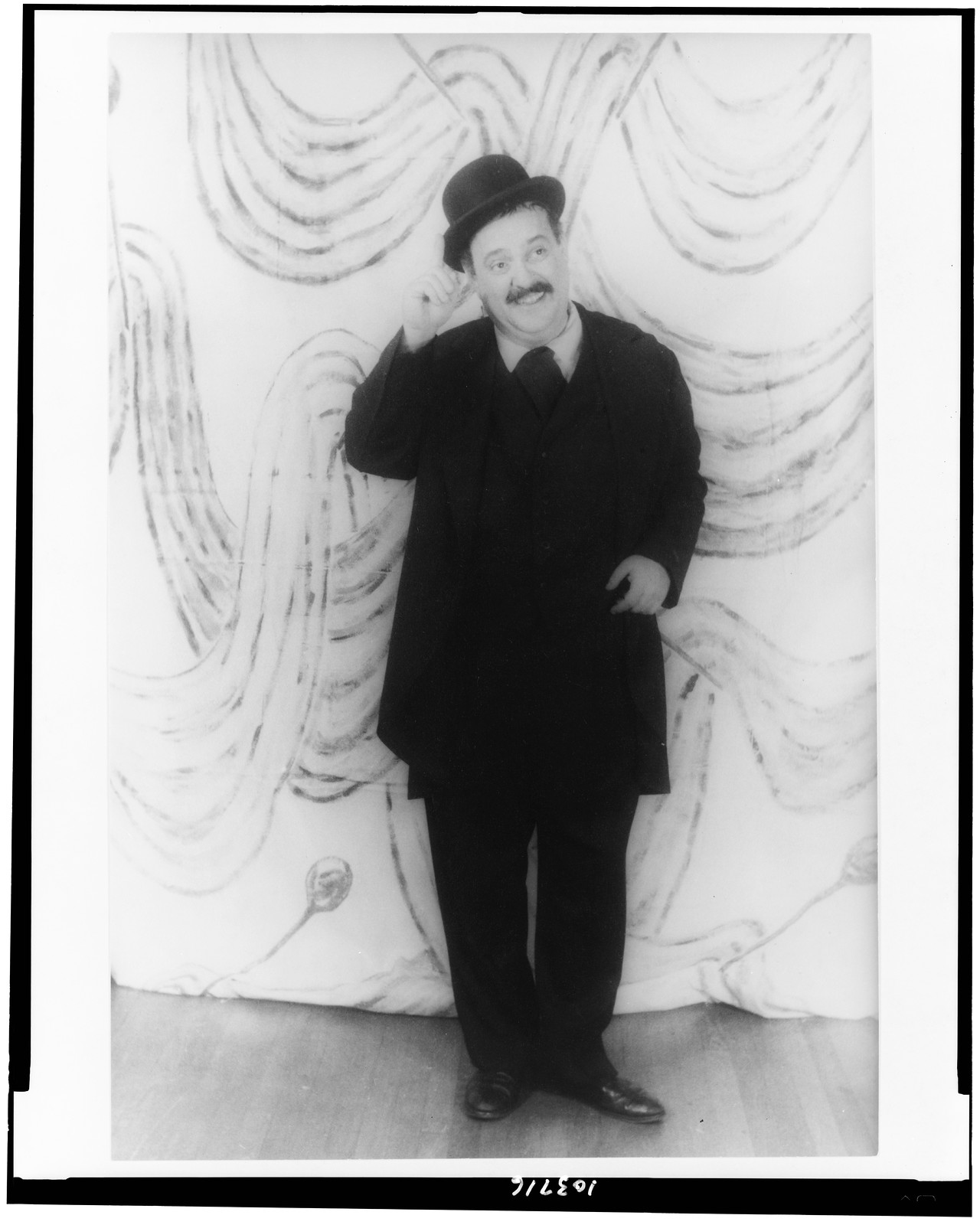 [Portrait of Zero Mostel, as Leopold Bloom in Ulysses"]", 1958 Oct. 29. — historic photograph