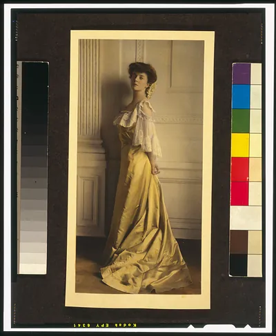 [Alice Roosevelt Longworth, full-length portrait, standing, facing left]