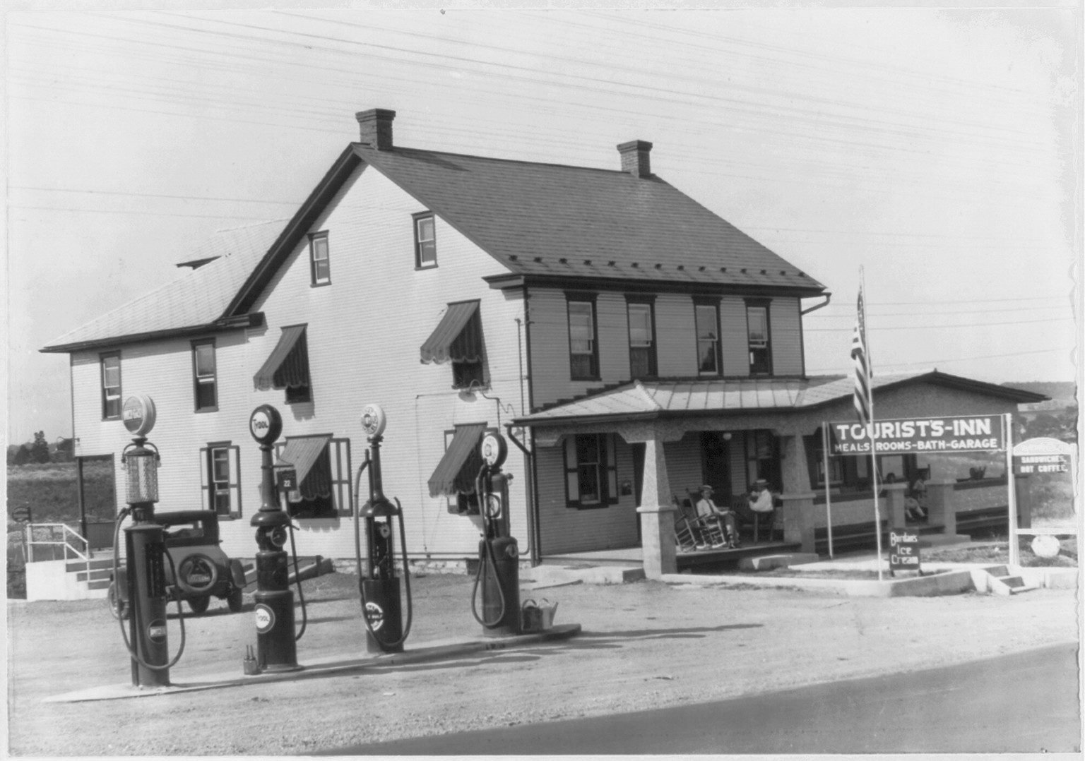 Tourist's Inn, William Penn Highway between Annville and Palmyra, Pa., [no date recorded on caption card] — historic photograph