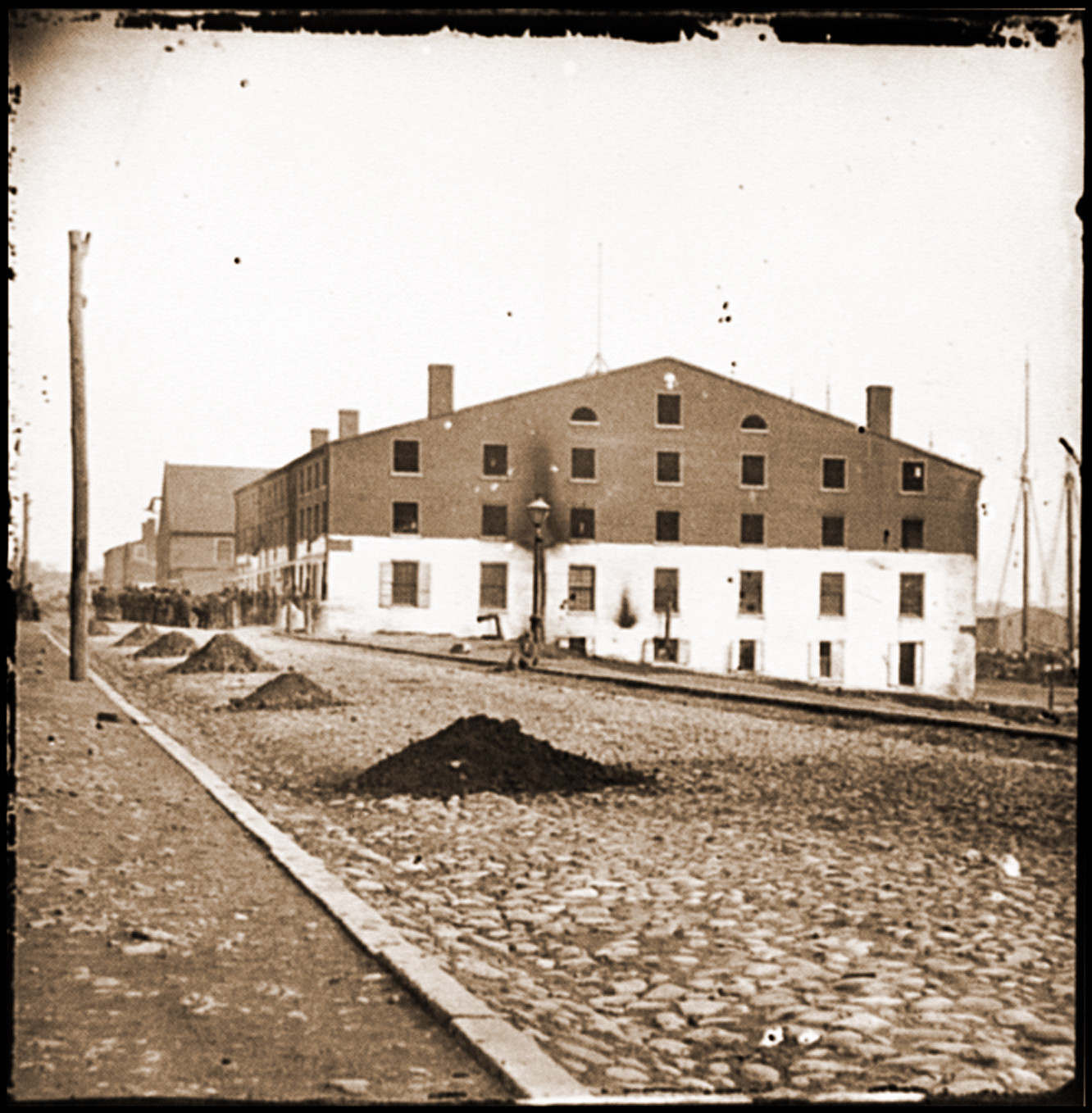 Richmond Va. Side view of Libby Prison, 1865 — historic photograph