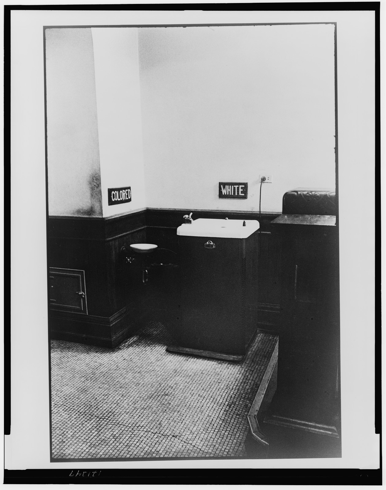 Historic Architecture - Courthouses - Segregated drinking fountains — historic image