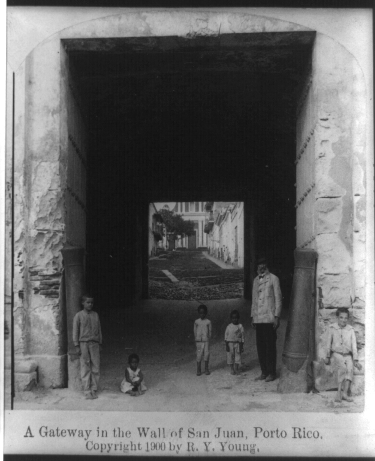 A gateway in the wall of San Juan, Puerto Rico, New York, U.S.A. : American Stereoscopic Company, manufacturers and publishers, c1900. — historic photograph