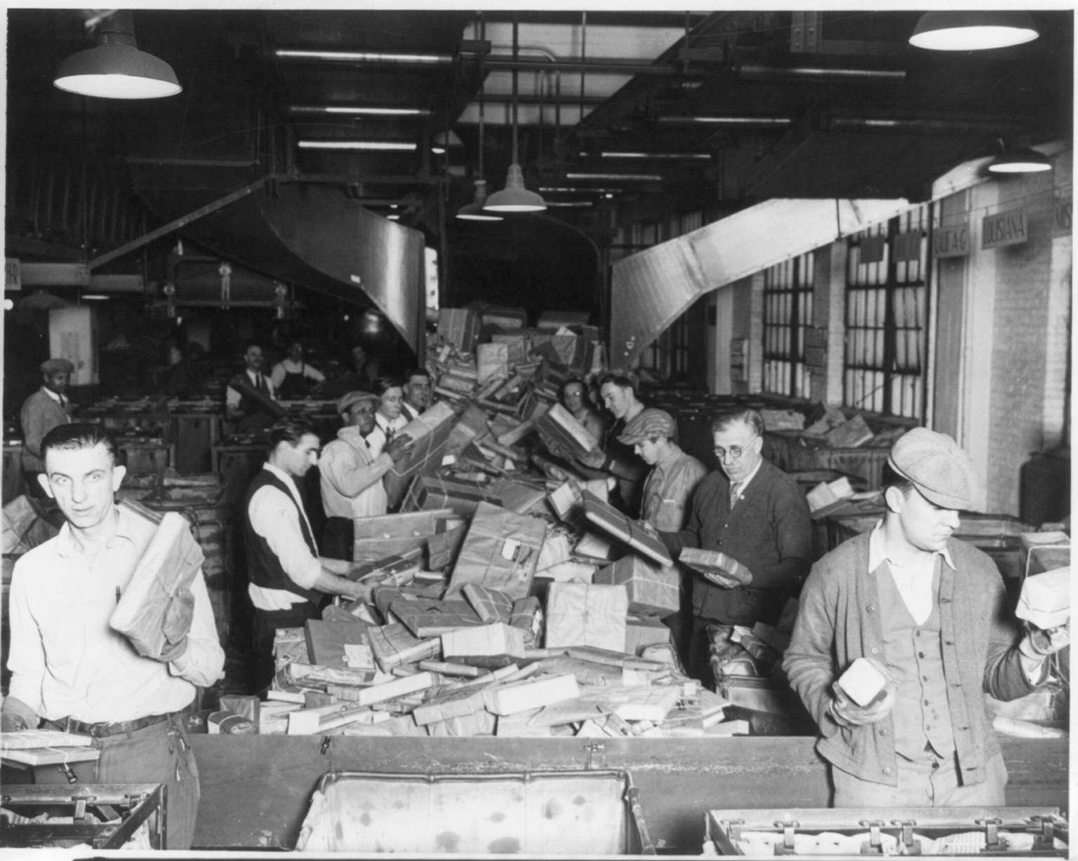 Post Office Christmas rush in Chicago, 1929 Dec. 18. — historic photograph