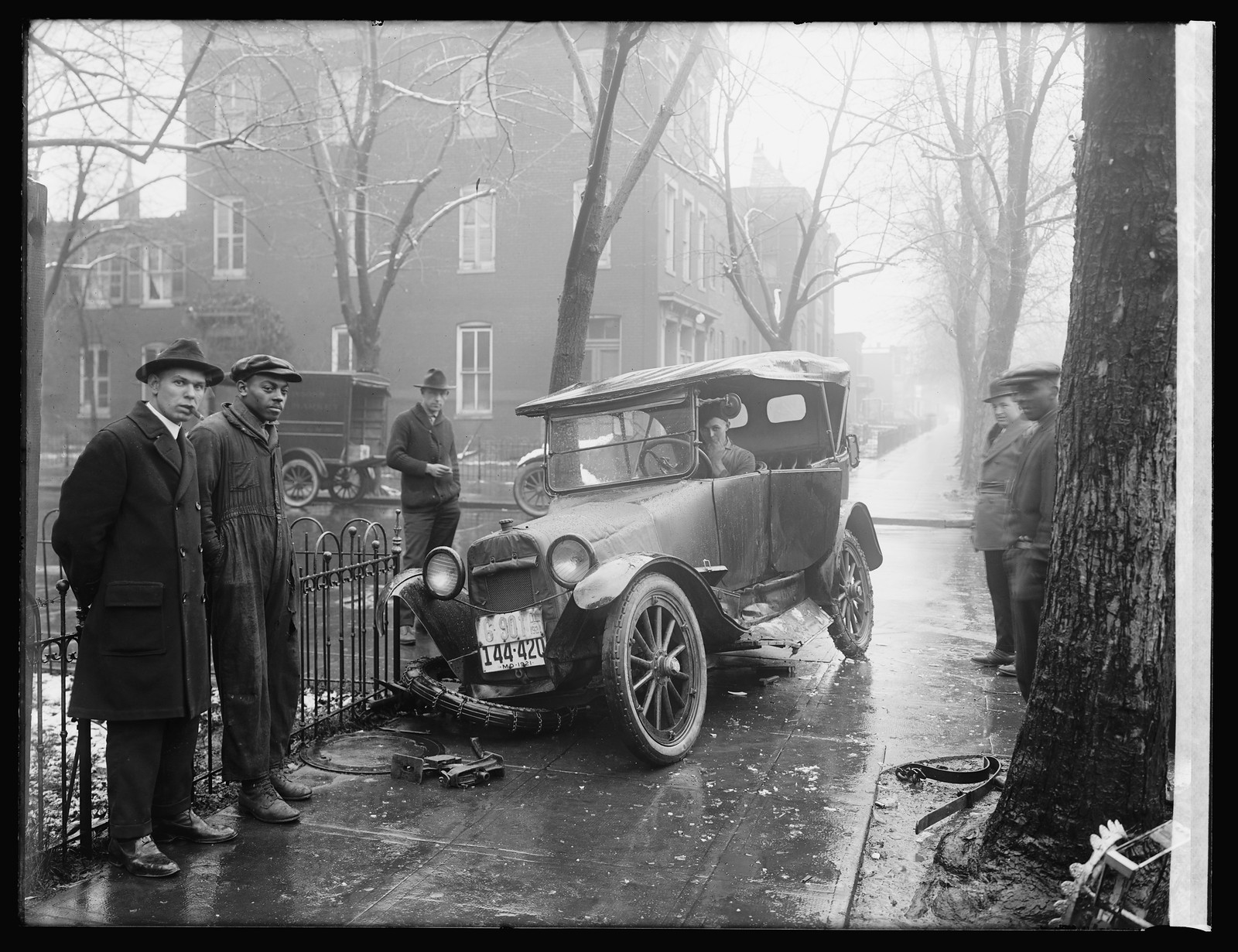 Auto wreck, [between 1921 and 1922] — historic photograph