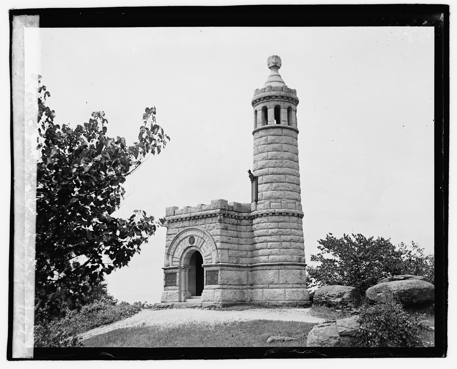 Gettysburg, Pa., 44th NY infantry monument on Little Round Top, [1920] — historic photograph