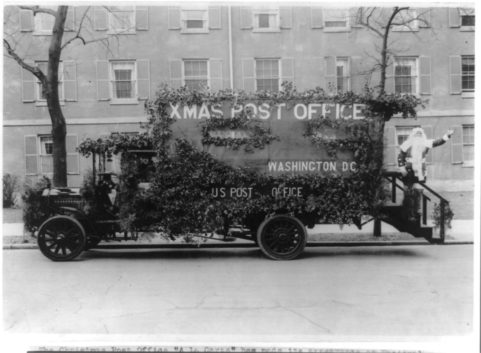 The Christmas post office A la carte" has made its appearance on national capitol streets", 1921 Dec. 10. — historic photograph