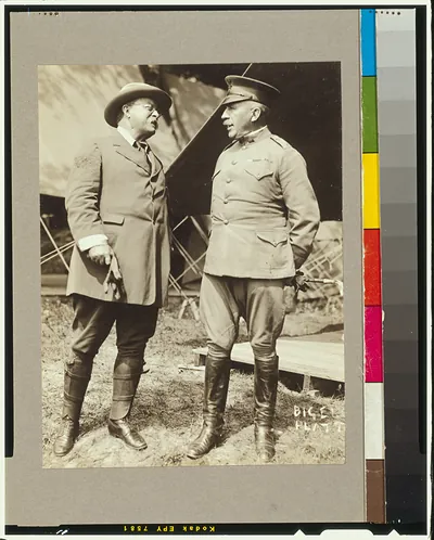 [Theodore Roosevelt, left, and General Leonard Wood, full-length portrait]
