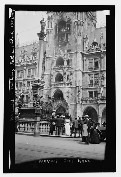 Crowd watching City Hall clock, Munich