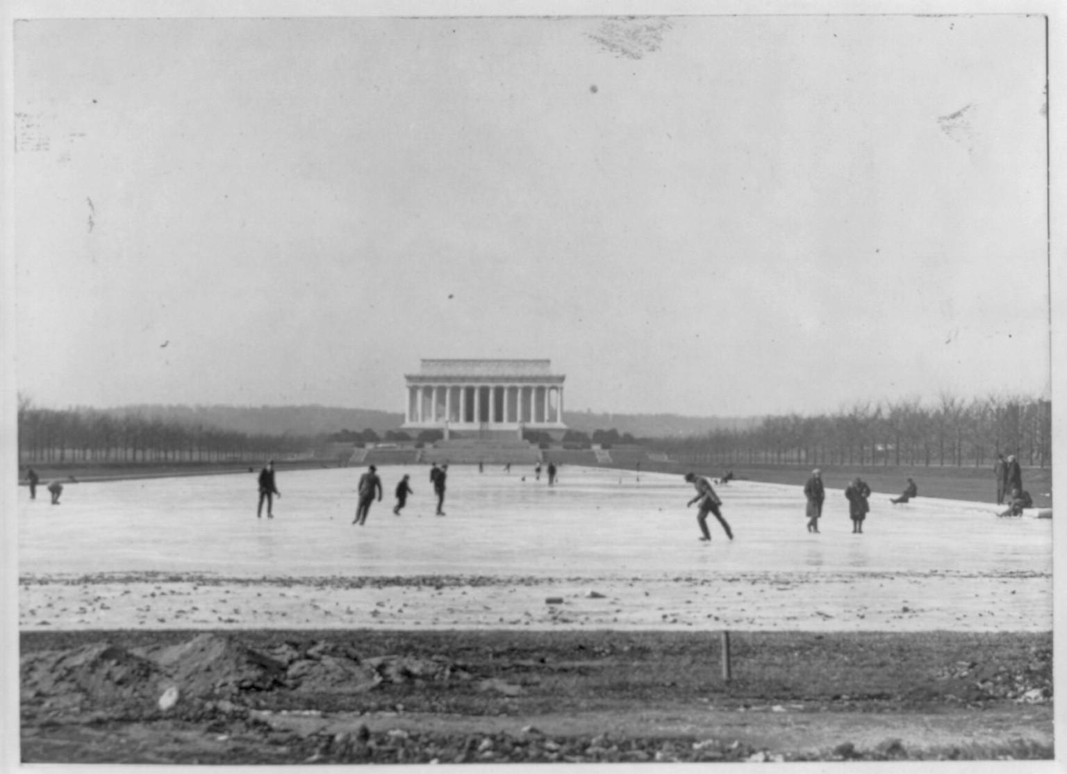 D.C. Washington. Lincoln Memorial. 1923. Reflecting pool serving as skating area — historic photograph