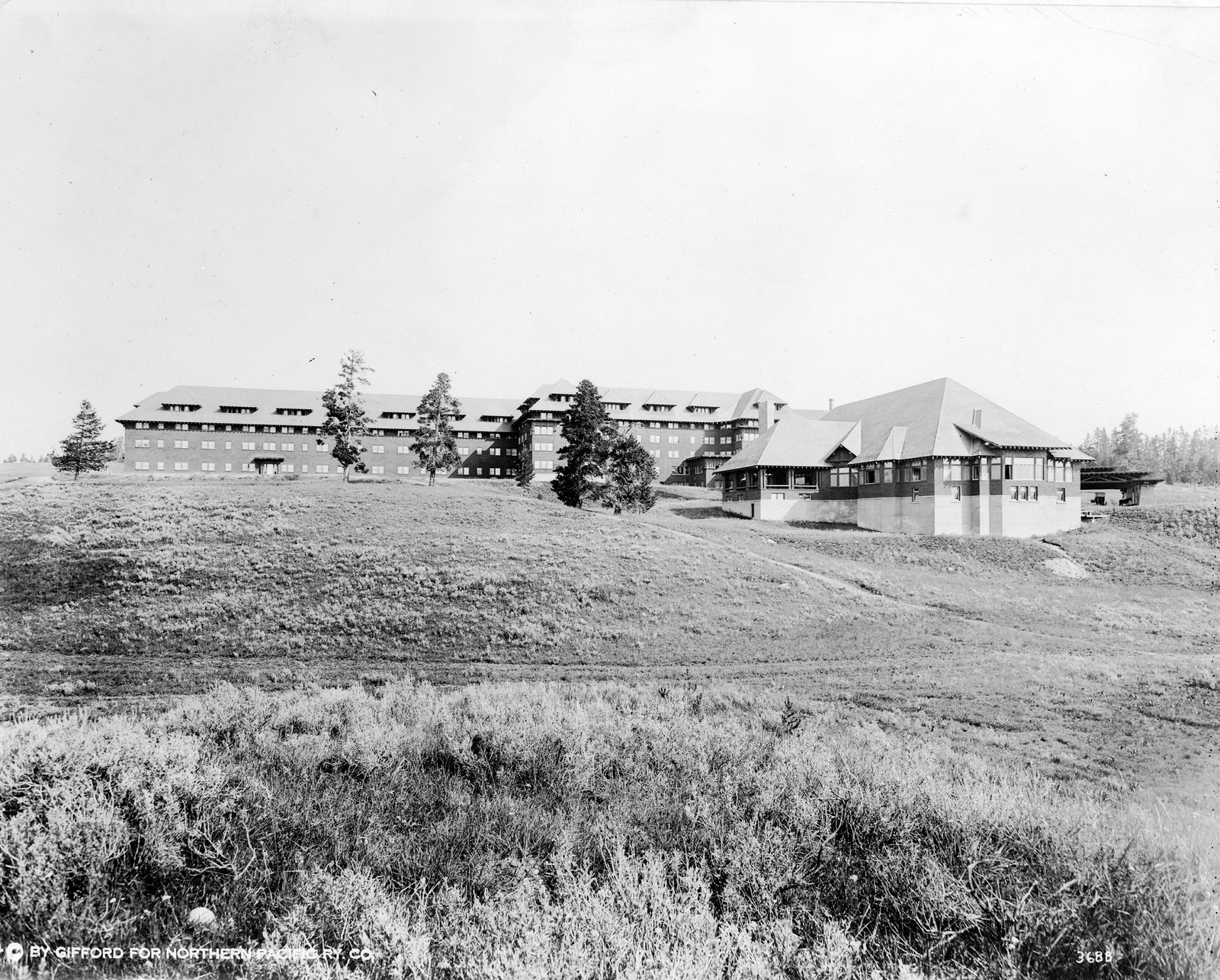 [The New Grand Canyon Hotel, Yellowstone National Park, reached by the Northern Pacific Railway via Gardiner Gateway], [between 1909 and 1932] — historic photograph