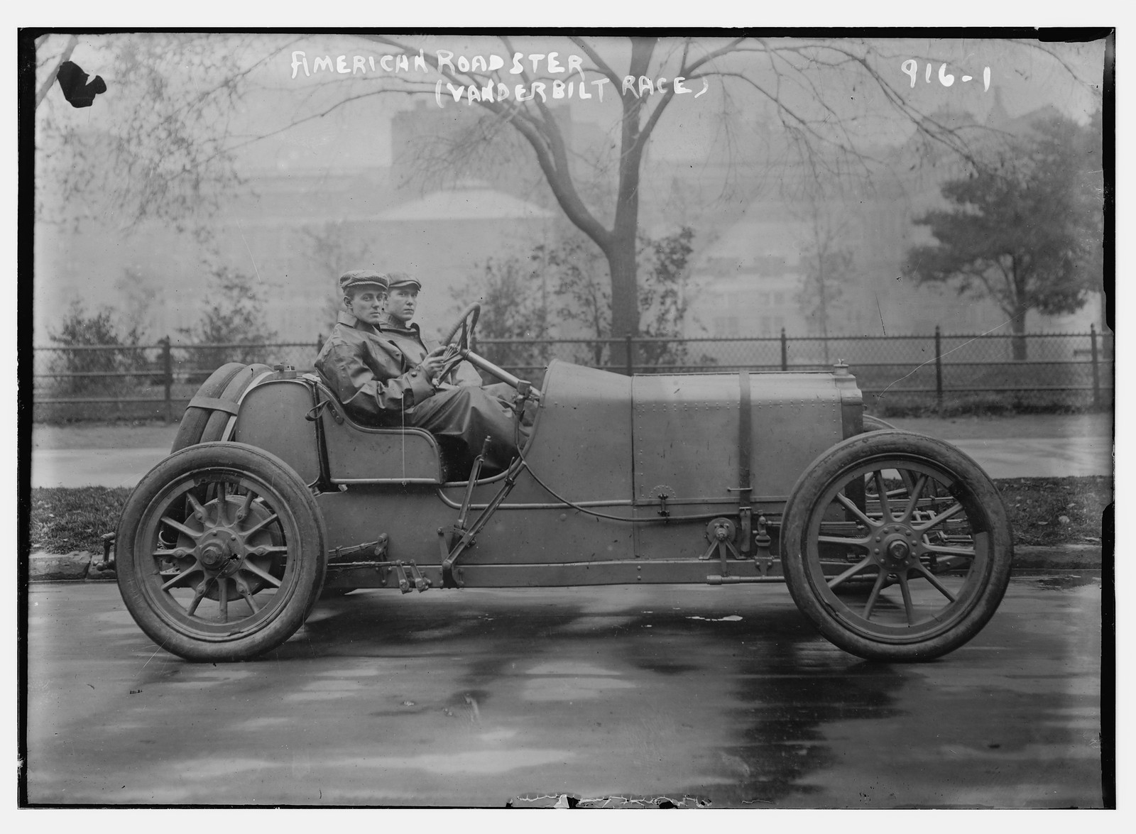 Vanderbilt Auto Race, American roadster, 1909 — historic photograph
