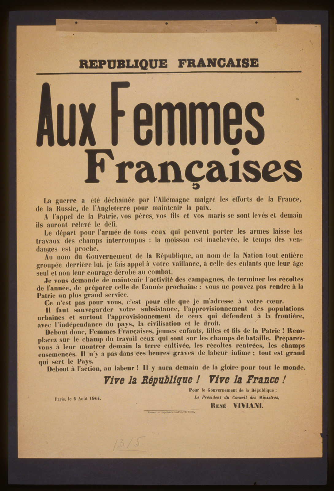 Aux femmes franccedilaises. La guerre a eacuteteacute deacutechaicircneacutee par lAllemagne malgreacute les efforts de la France de la Russie de lAngleterre pour maintenir la paix, 1914 — vintage poster
