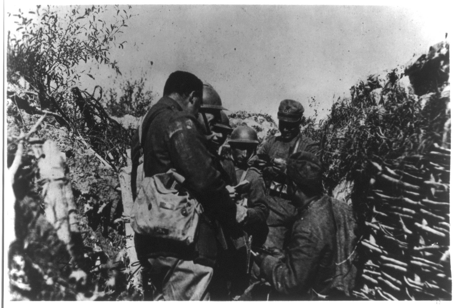 American Red Cross distribution of chocolate, cigarettes, etc. in Italian front line trenches, [between 1914 and 1918] — historic photograph