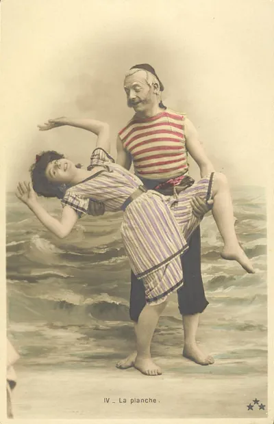 Hand-colored postcard "La planche": man carrying woman at seashore