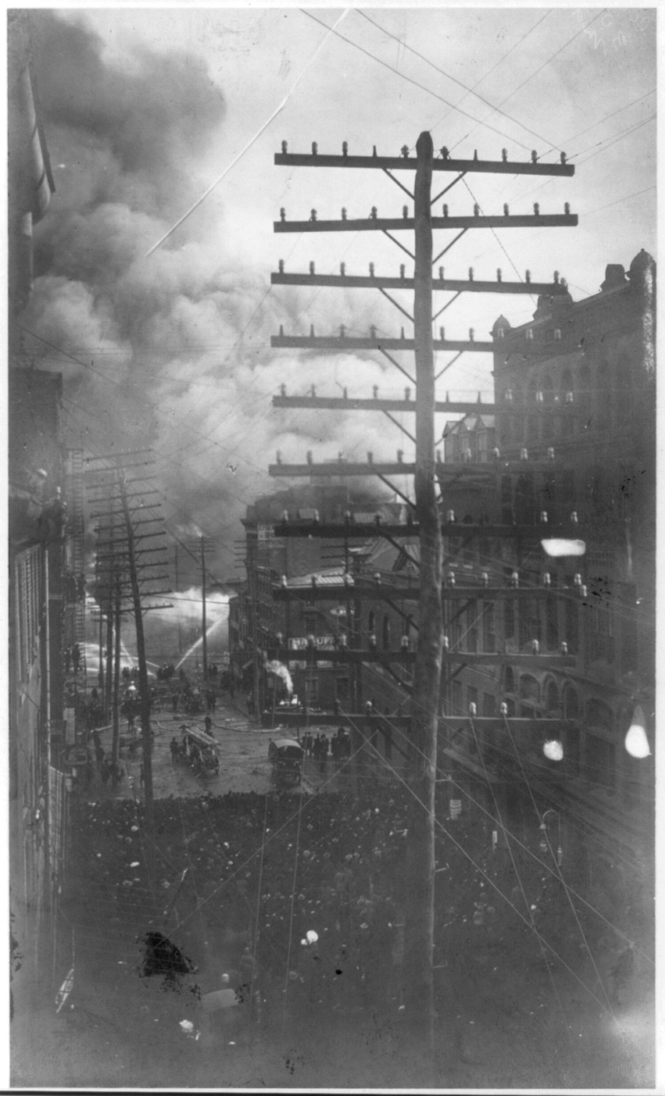 [Md. - Baltimore - Fire of 1904: Hurst Bldg. 25 min. after alarm"]", c1904 March 19. — historic photograph