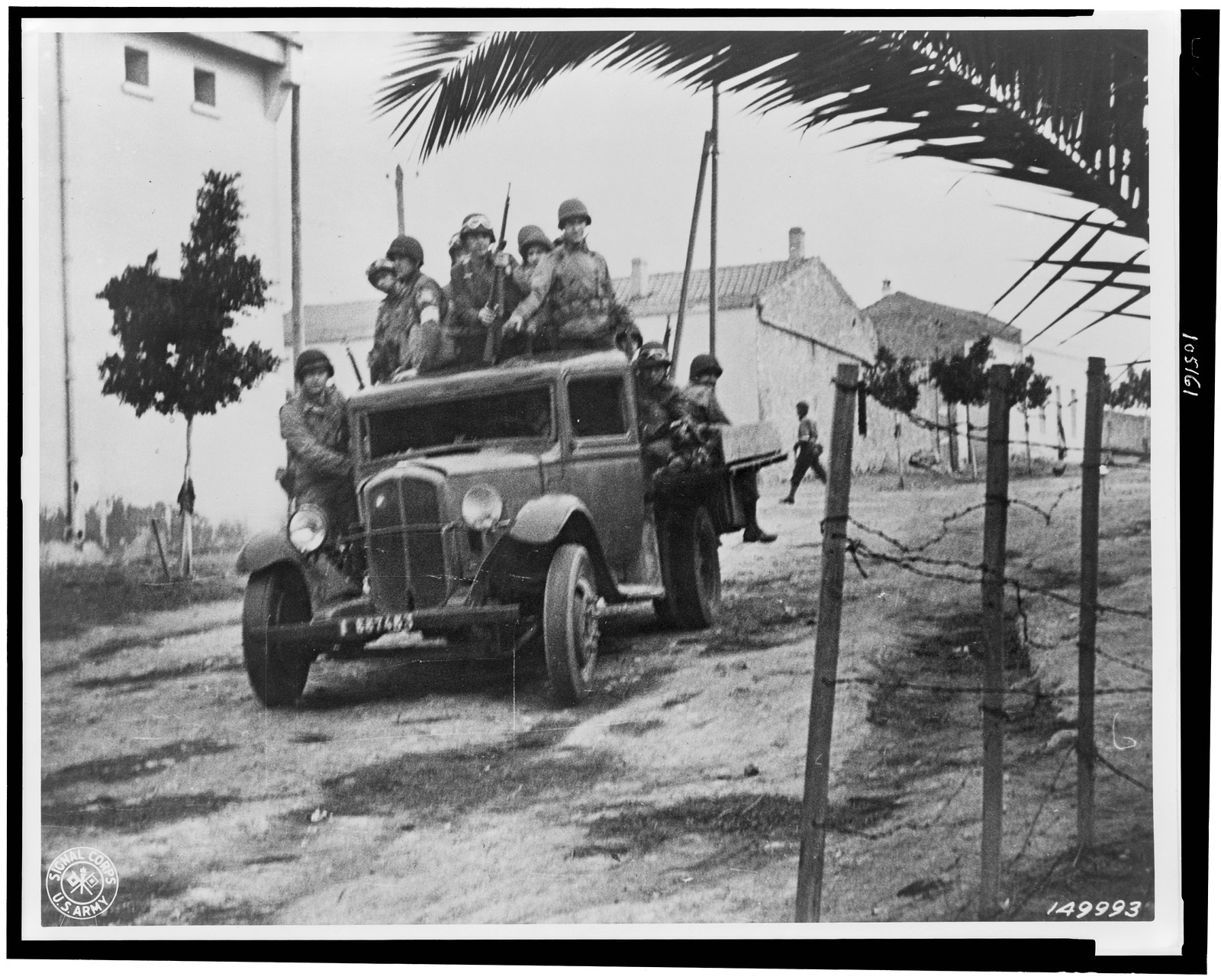 U.S. troops advancing in Oran, North Africa / photo by U.S. Army Signal Corps., 1942 Nov. 18. — historic photograph