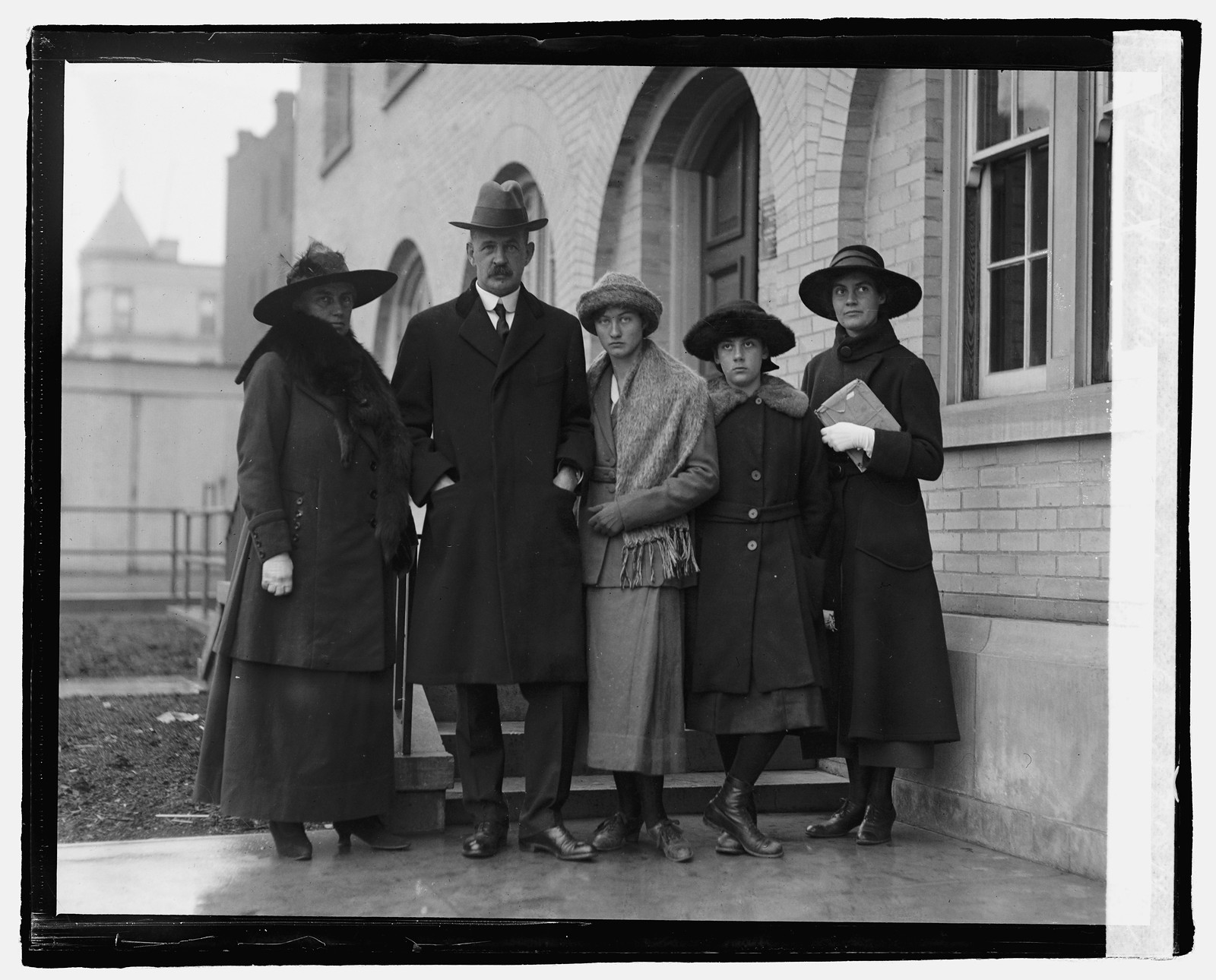 Jonkheer, Dr. A.L.D. Van de Graeff & family, 12/28/22, [19]22 December 28. — historic photograph