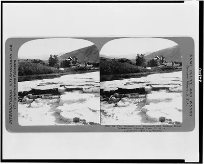 The terraces and Mammoth Hot Springs Hotel, Yellowstone National Park, U.S.A.