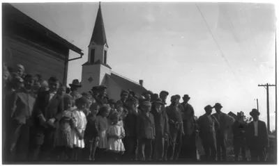 Belle Case La Follette speaking for woman suffrage at Blue Mounds, Wisc. during 1912 presidential campaign