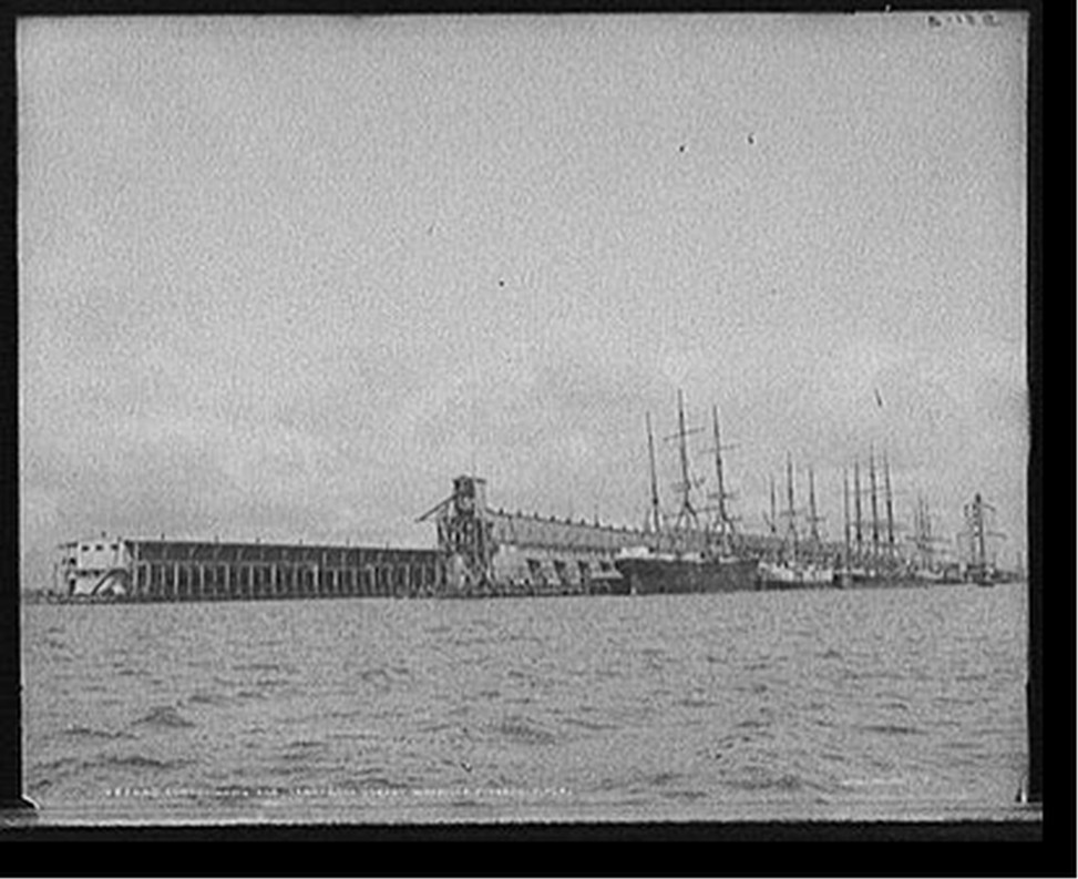 Commandancia and Tarragona Street wharves, Pensacola, Fla., [between 1900 and 1905] — historic photograph