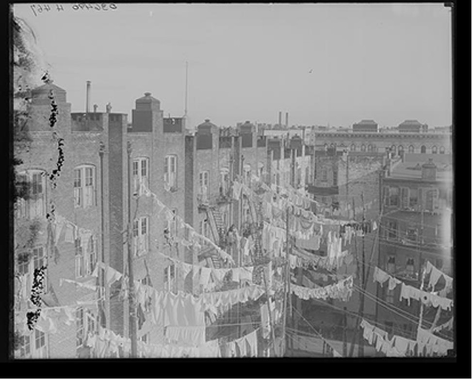 [New York, N.Y., yard of tenement], [between 1900 and 1910] — historic photograph