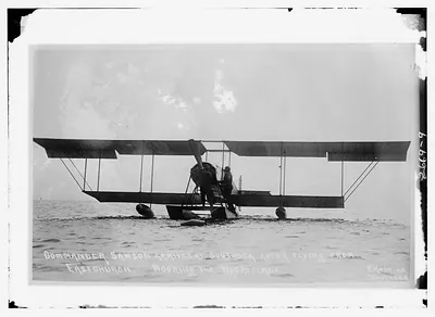 Commander Samson arrives at South Sea after flying from Eastchurch. Mooring the hydroaeroplane