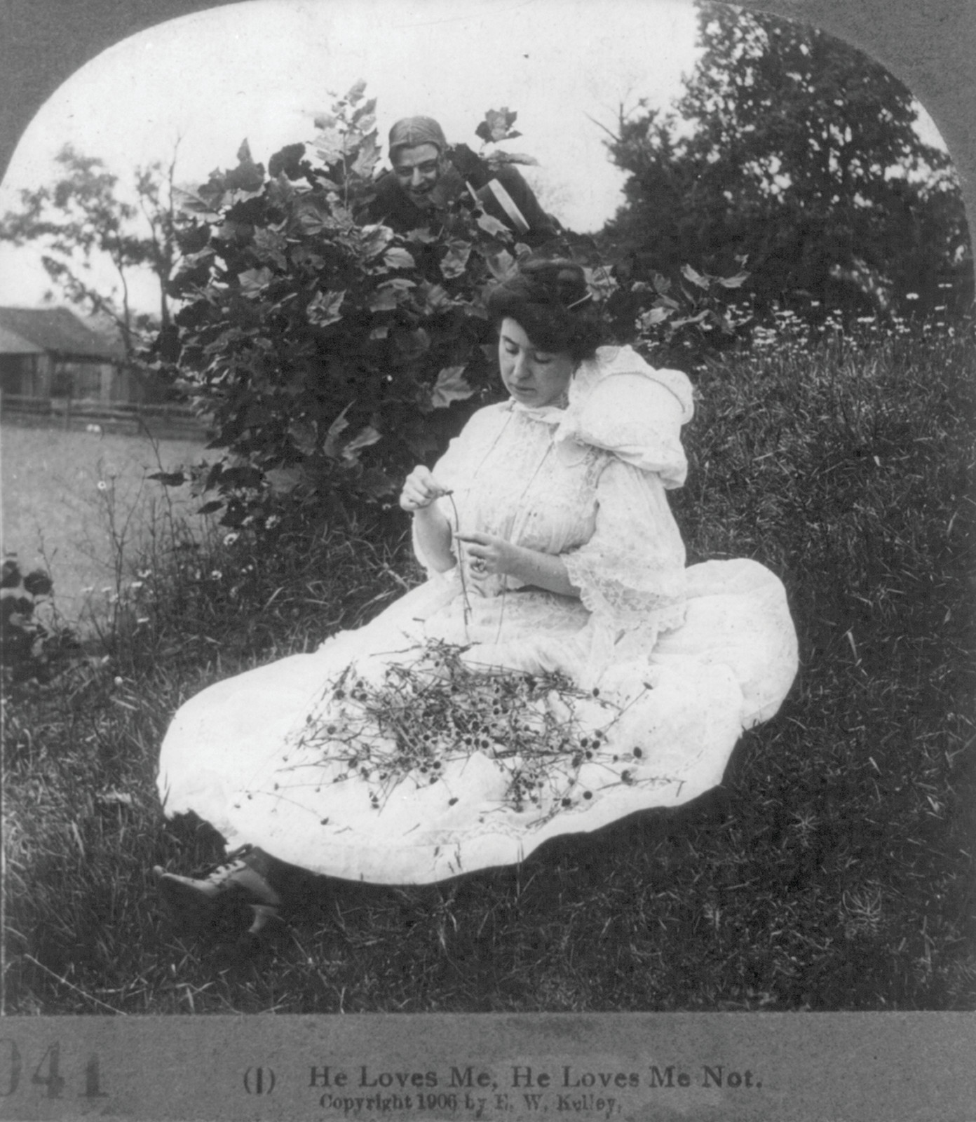 He Loves Me, He Loves Me Not, 1906 — historic photograph