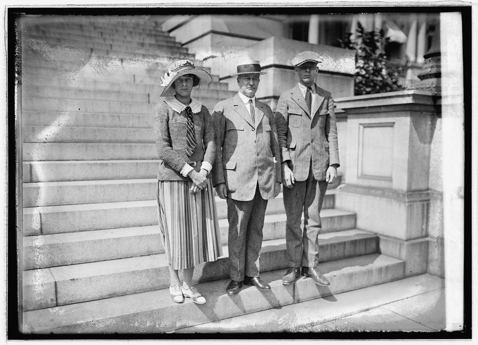 Mondell & family, 9/15/22, [19]22 September 15. — historic photograph