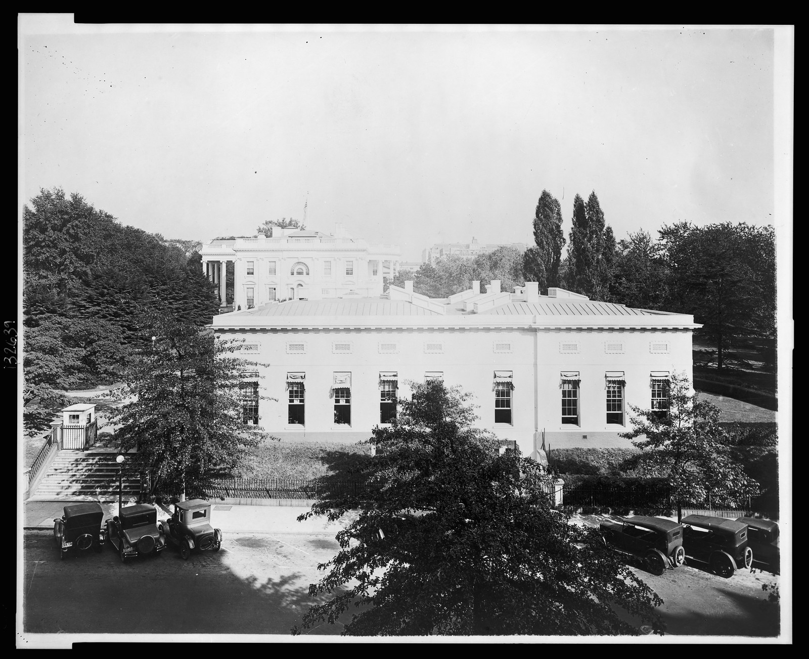 [Bird's-eye view of the White House from the west], [between 1909 and 1932] — historic photograph