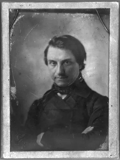 Unidentified man, half-length daguerreotype portrait, arms crossed