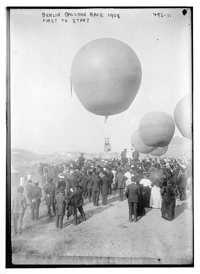 Balloons starting to rise in balloon race, Berlin