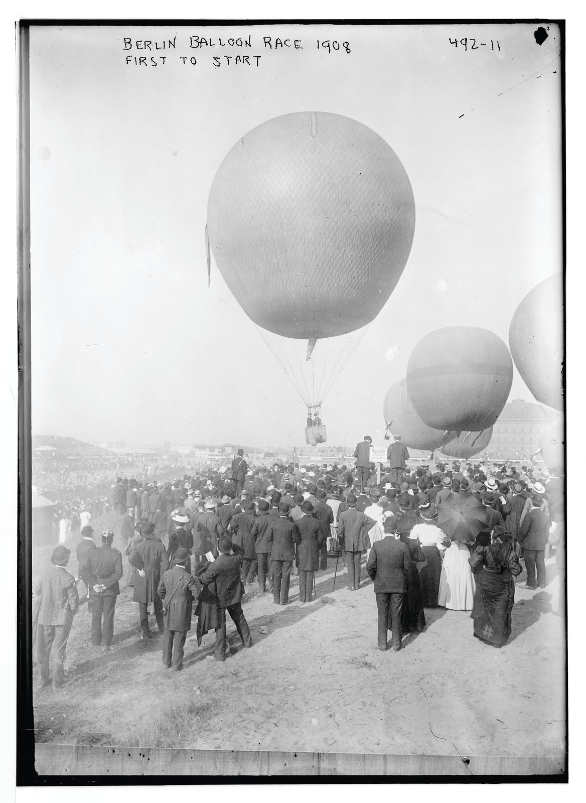 Balloons starting to rise in balloon race, Berlin, 1908 — historic photograph