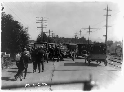 [Highway crowded with automobiles and people] / F.G.H.