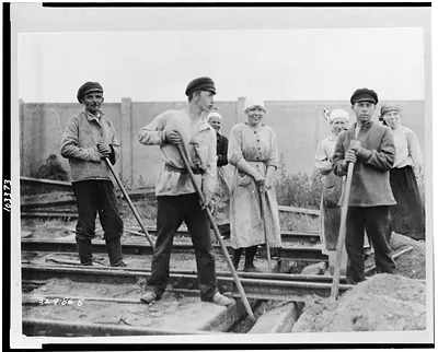 Equal pay and equal work, the goal of the feminists, is achieved by women ... railroad track workers on the job in Petrograd / photo by W.K. Ziegfeld, Russian Expedition.