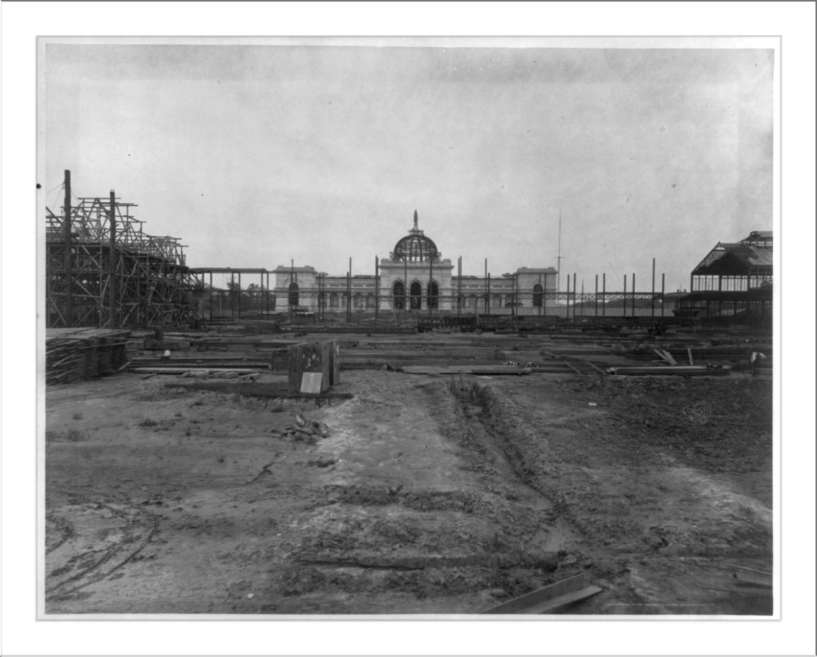 [Centennial Exhibition, Philadelphia, 1876: Constr. of center transept, Main Exh. bldg., Sept. 18, 1875], 1875 — historic photograph