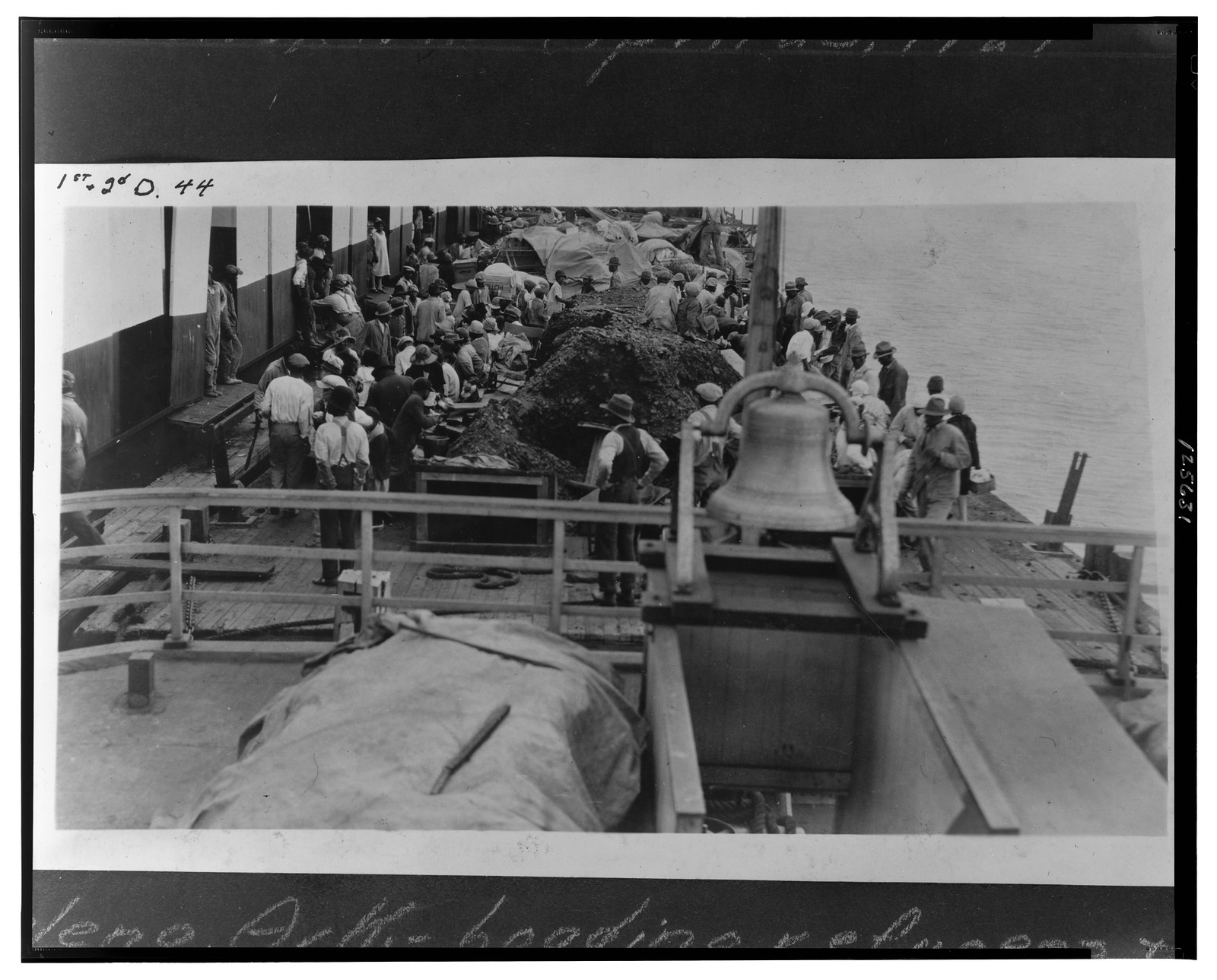 Helena, Ark., loading refugees & stocks, 1927 May 9. — historic photograph