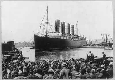[LUSITANIA, 1907-1914, New York City: warping into dock, NYC, 13 Sept. 1907, crowd in foregrd.]