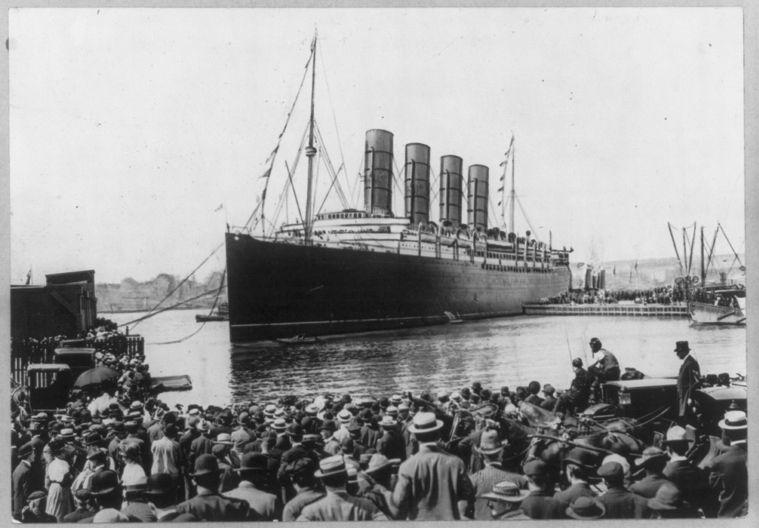 [LUSITANIA, 1907-1914, New York City: warping into dock, NYC, 13 Sept. 1907, crowd in foregrd.], 1907 Sept. 13. — historic photograph
