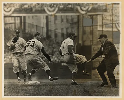 Baseball runner at base with umpire and Yankees player