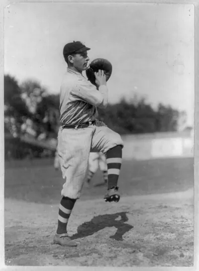 [Walter Allen Blair, baseball catcher, full-length portrait, facing right, in uniform of New York (AL), throwing ball]