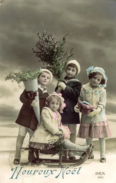 Four children with sled and foliage, 'Heureux Noël' card