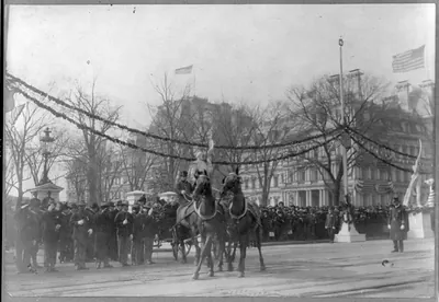 [Theodore Roosevelt's inauguration: Roosevelt leaving the White House in horse-drawn carriage]