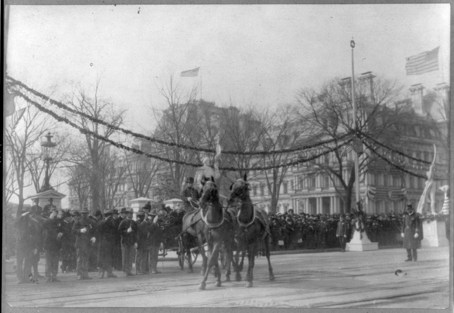 [Theodore Roosevelt's inauguration: Roosevelt leaving the White House in horse-drawn carriage], c1905. — historic photograph
