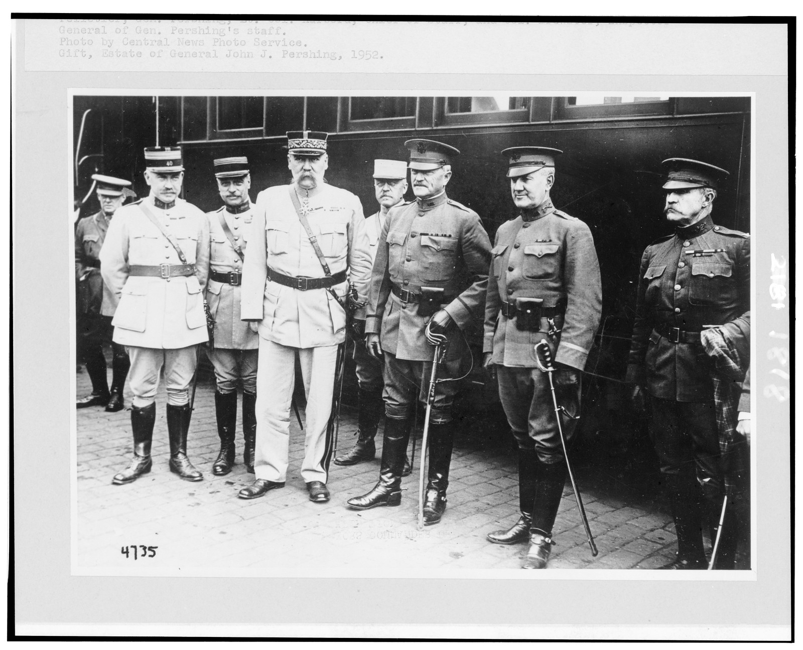 Pershing at his arrival at the Paris railroad station, [between 1914 and 1918?] — historic photograph