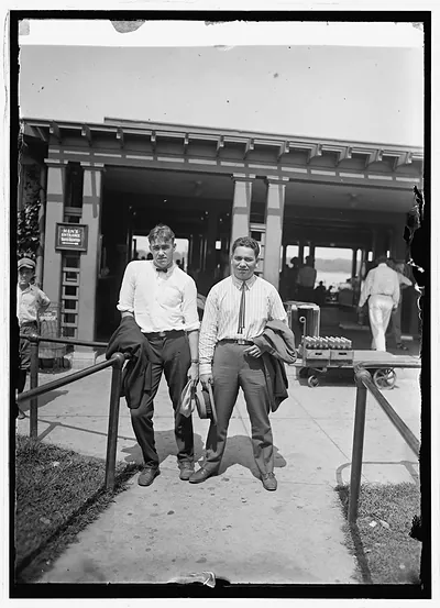 Warren Kealoha, Hawaiian swimmer at Tidal Basin, [Washington, D.C.], [8/7/24]