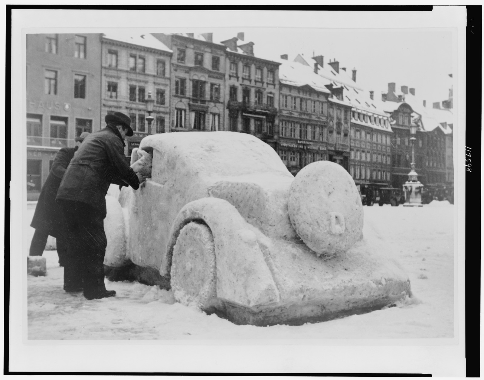 München nimmt die Automobil-Ausstellung vorweg, 1930 — historic photograph