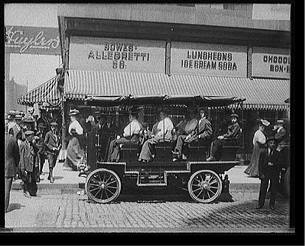 [Seeing Chicago, auto at Monroe near State, Chicago, Ill.], [between 1900 and 1915] — historic photograph