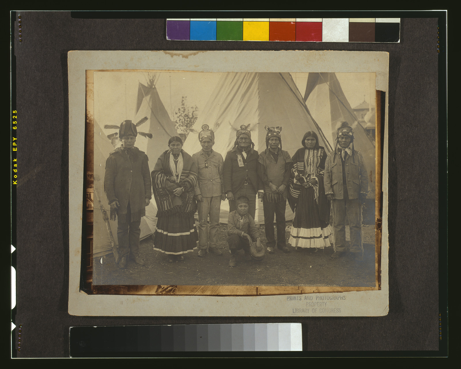 Geronimo and Apaches at the St. Louis Fair, [1904] — historic photograph