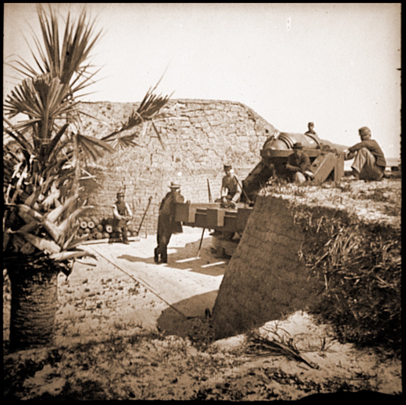 Charleston S.C. Mounted gun parapet of Fort Moultrie, 1865 — historic photograph
