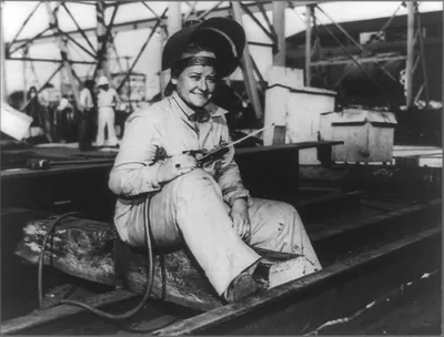 Mrs. Jennie Mae Turner, welder at the Ingalls shipyard, Pascagoula, Miss.